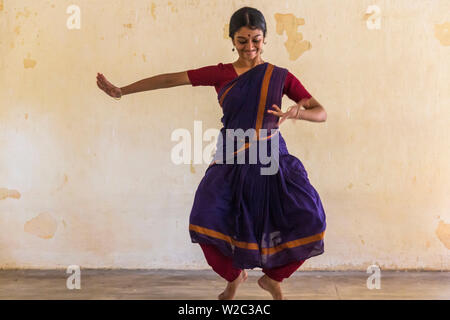 Élève de danse traditionnelle indienne, Chennai (Madras), Tamil Nadu, Inde Banque D'Images