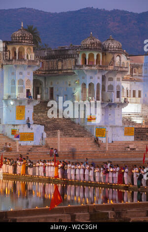 L'Inde, Rajasthan, Pushkar, cérémonie au bord du lac au cours de Pushkar Camel Fair Banque D'Images