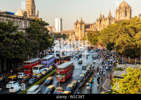 La gare Chhatrapati Shivaji (anciennement gare Victoria Terminus) et le centre de Mumbai, Inde Banque D'Images