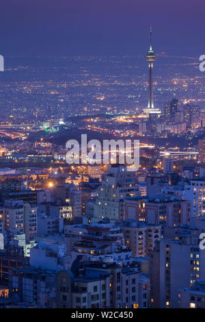 L'Iran, Téhéran, surélevée avec vue sur les toits de la ville tfrom le toit de l'Iran vers le Parc de La Tour Milad, dusk Banque D'Images