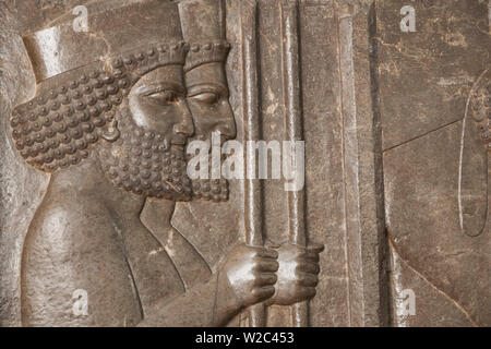 L'Iran, Téhéran, Musée National d'Iran, Procession de Xerxès frise de la ville antique de Persépolis Banque D'Images