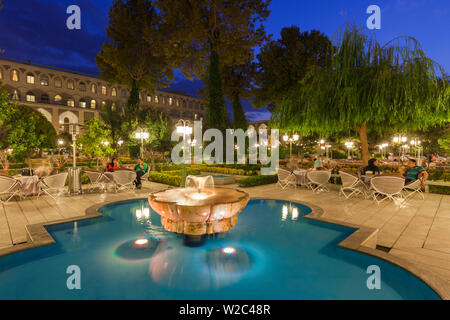 L'Iran, au centre de l'Iran, Ispahan, Abbasi Hotel, cour, dusk Banque D'Images