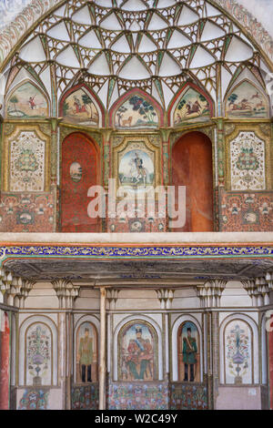 L'Iran, au centre de l'Iran, Kashan, Khan-e Boroujerdi, marchand de tapis traditionnels, des moulures en plâtre Banque D'Images