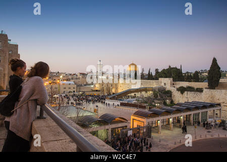 Israël, Jérusalem, Vieille Ville, le Mont du Temple, les touristes à la recherche au Dôme du Rocher et le Mur occidental - appelé le Mur des Lamentations Banque D'Images