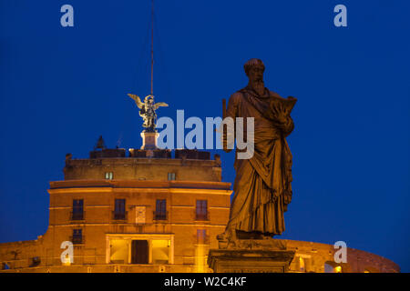 L'Italie, Lazio, Rome, Château Saint Angelo et statue sur le pont Saint Angelo Banque D'Images