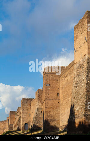 L'Italie, Lazio, Rome, l'antique Via Appia, murs à côté de la porte de San Sebastian - Porta San Sebastiano par Museo della Mura Banque D'Images