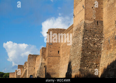 L'Italie, Lazio, Rome, l'antique Via Appia, murs à côté de la porte de San Sebastian - Porta San Sebastiano par Museo della Mura Banque D'Images