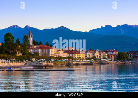 L'idyllique village au bord du lac de Baveno allumé à l'aube, Lake Maggiore, Piémont, Italie Banque D'Images