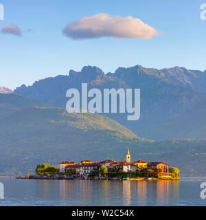 L'idyllique Isola dei Pescatori (îles de pêcheurs) allumé au lever du soleil, îles Borromées, Lac Majeur, Piémont, Italie Banque D'Images