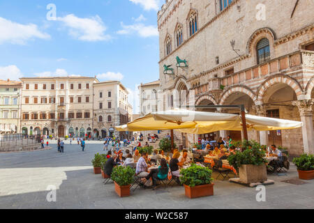 Café, restaurant, Piazza IV Novembre, Pérouse, Italie Banque D'Images