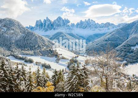 Neige de l'hiver, Saint Magdalena village, Geisler Spitzen (3060m), Val di Funes, montagnes des Dolomites, Trentino-Alto Adige, Tyrol du Sud, Italie Banque D'Images