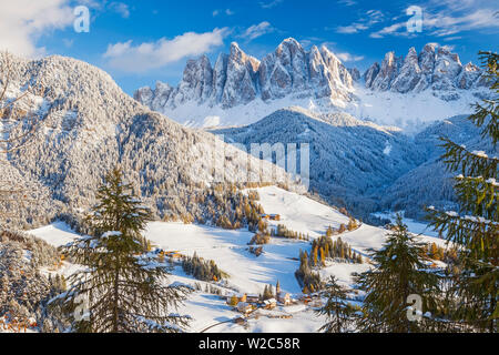 Neige de l'hiver ; Saint Magdalena village ; Geisler Spitzen (3060m), Val di Funes ; montagnes des Dolomites, Trentino-Alto Adige, Italie Tyrol du Sud ; Banque D'Images