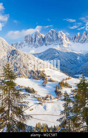 Neige de l'hiver ; Saint Magdalena village ; Geisler Spitzen (3060m), Val di Funes ; montagnes des Dolomites, Trentino-Alto Adige, Italie Tyrol du Sud ; Banque D'Images