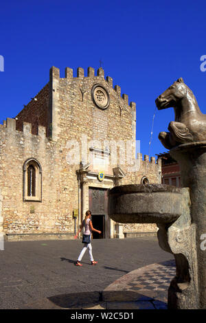 Fontaine Baroque et cathédrale de San Nicolo, la Piazza del Duomo, Taormina, Sicile, Italie Banque D'Images