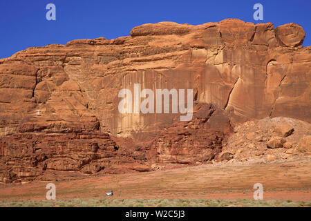 Véhicule à quatre roues motrices, Wadi Rum, Jordanie, Moyen-Orient Banque D'Images