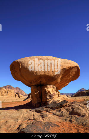 Rocher en forme de champignon, Wadi Rum, Jordanie, Moyen-Orient Banque D'Images