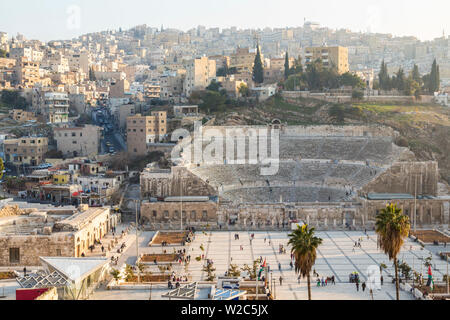 Amphithéâtre romain, & city, Amman, Jordanie Banque D'Images