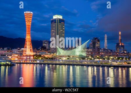 Le Japon, Honshu, préfecture de Hyogo, Kobe, ville portuaire de Kobe port tower, terres et Kobe Marine Museum illuminé la nuit Banque D'Images