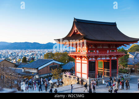 Le Japon, Kyoto, Quartier Higashiyama, Temple Kiyomizu-dera, Le Deva gate Banque D'Images