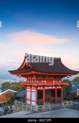 Le Japon, Kyoto, Quartier Higashiyama, Temple Kiyomizu-dera, Le Deva gate Banque D'Images