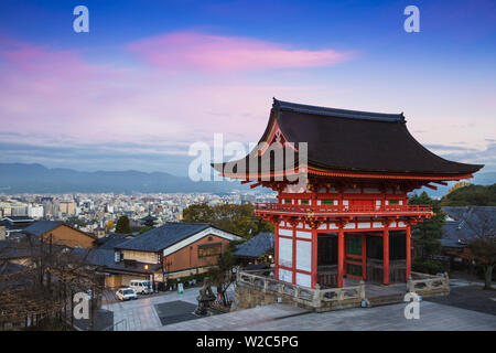 Le Japon, Kyoto, Quartier Higashiyama, Temple Kiyomizu-dera, Le Deva gate Banque D'Images