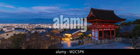 Le Japon, Kyoto, Quartier Higashiyama, Temple Kiyomizu-dera, Le Deva gate Banque D'Images