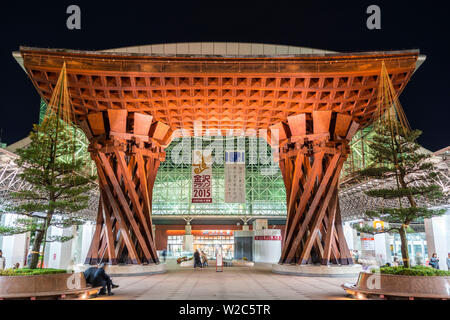 Vue de nuit sur la grande porte en bois marquant l'entrée de la gare JR de Kanazawa, Kanazawa, Japon Banque D'Images