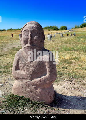 Balbals, d'anciennes sculptures turques (6e-10e siècle), près de la tour Burana, oblast de Chuy, Kirghizistan Banque D'Images