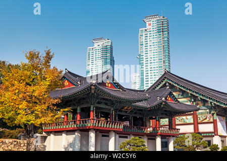 Jardins du Temple de Bongeunsa et de l'architecture moderne dans le quartier de Gangnam de Séoul, Corée du Sud Banque D'Images