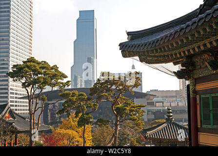 Jardins du Temple de Bongeunsa et de l'architecture moderne dans le quartier de Gangnam de Séoul, Corée du Sud Banque D'Images