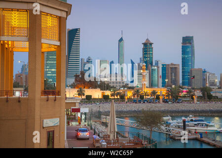 Le Koweït, Koweït City, vue sur la ville de souk Shark Shopping Center et port de plaisance Banque D'Images