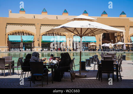 Le Koweït, Koweït, Kuwait, les femmes de manger en plein air au centre commercial El Kout Banque D'Images