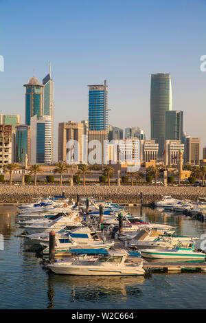 Le Koweït, Koweït City, vue sur la ville de souk Shark Shopping Center et port de plaisance Banque D'Images