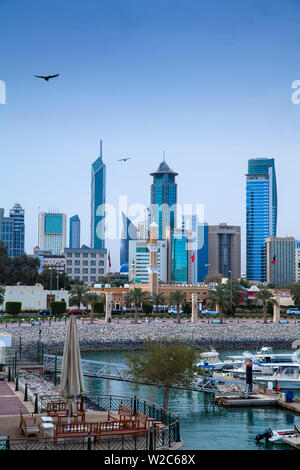 Le Koweït, Koweït City, vue sur la ville de souk Shark Shopping Center et port de plaisance Banque D'Images