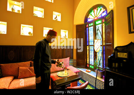 Waiter Serving thé à la menthe, Riad, Fès, Maroc, Afrique du Nord Banque D'Images