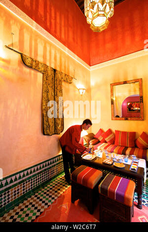 Waiter Serving thé marocain, Riad, Fès, Maroc, Afrique du Nord Banque D'Images