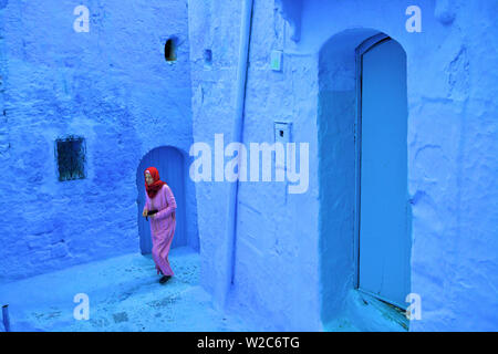 Femme en costume traditionnel, Chefchaouen, Maroc, Afrique du Nord Banque D'Images