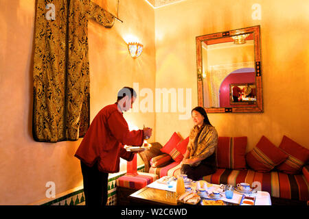 Waiter Serving thé marocain à l'invité, Riad, Fès, Maroc, Afrique du Nord Banque D'Images