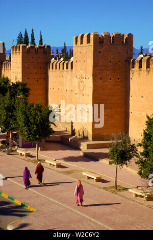 La population locale avec l'enceinte de la vieille ville, Taroudant, Maroc, Afrique du Nord Banque D'Images