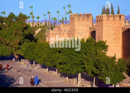 La population locale avec l'enceinte de la vieille ville, Taroudant, Maroc, Afrique du Nord Banque D'Images