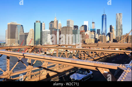 New York City Pont de Brooklyn à Manhattan libre avec des gratte-ciel et sur les toits de la ville sur le fleuve Hudson. Banque D'Images