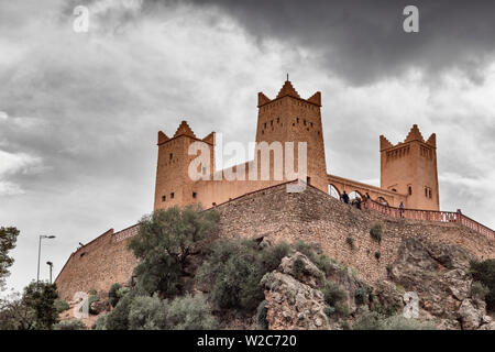 Vue du jardin de l'Ain Asserdoun à la Kasbah Ras el-Ain, Beni Mellal, Maroc, Riad Ain Asserdoun Banque D'Images