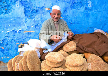 Vendeur avec du pain frais, Rabat, Maroc, Afrique du Nord Banque D'Images