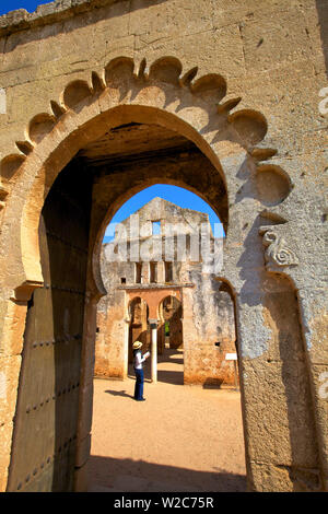 À l'arche triomphale et mosquée de ruines de la ville romaine au Chellah, Rabat, Maroc, Afrique du Nord Banque D'Images