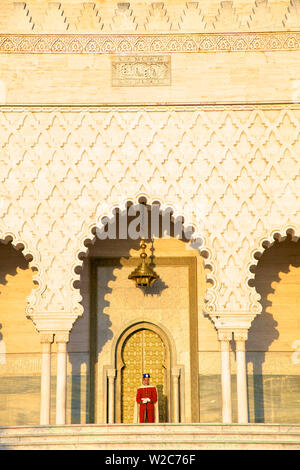 Garde royale de service au Mausolée de Mohammed V, Rabat, Maroc, Afrique du Nord Banque D'Images