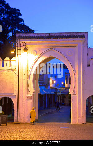 Bab El Fahs au crépuscule, le Grand Socco, Tanger, Maroc, Afrique du Nord Banque D'Images