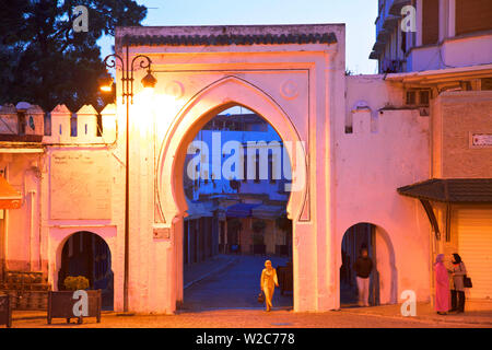 Bab El Fahs au crépuscule, le Grand Socco, Tanger, Maroc, Afrique du Nord Banque D'Images