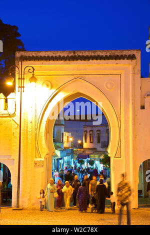 Bab El Fahs au crépuscule, le Grand Socco, Tanger, Maroc, Afrique du Nord Banque D'Images