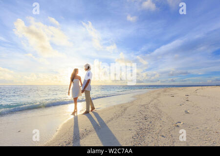 Les Maldives, South Ari Atoll, Thudufushi Island Resort Diamonds Thudufushi, couple, marche sur la plage (MR) Banque D'Images