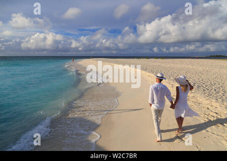 Les Maldives, South Ari Atoll, Thudufushi Island Resort Diamonds Thudufushi, couple, marche sur la plage (MR) Banque D'Images